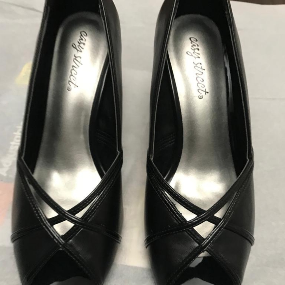 Easy Street Women's Celeste Pump Shoes. Nicely Designed for Comfort. Never Worn